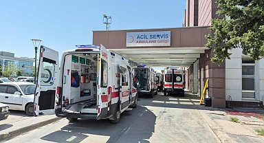 Arkadaşların bıçaklı şakalaşması hastanede bitti
