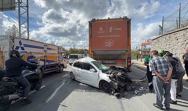 Arnavutköy'de 3 araçlı kaza: Otomobil hurda yığınına döndü, sürücü hafif yaralı kurtuldu