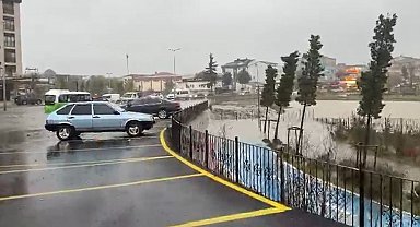 Arnavutköy'de dere taştı, dolmuş içinde yolcularla mahsur kaldı