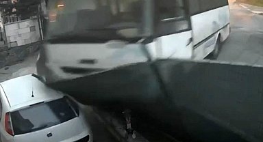 Arnavutköy'de freni boşalan midibüs evin bahçesine girdi