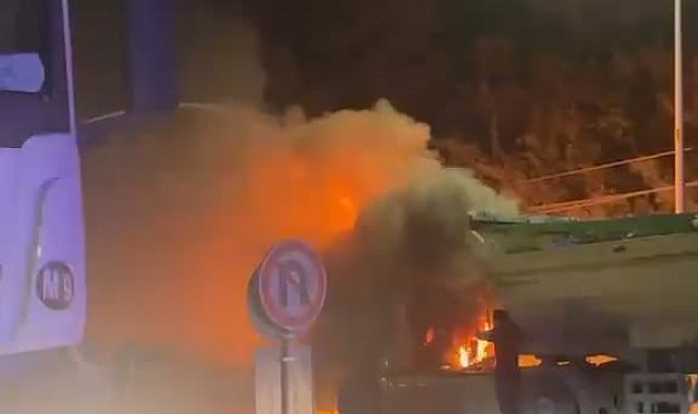 Arnavutköy'de hafriyat kamyonu alev topuna döndü: Yangına beton mikserinden suyla müdahale edildi