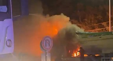 Arnavutköy'de hafriyat kamyonu alev topuna döndü: Yangına beton mikserinden suyla müdahale edildi
