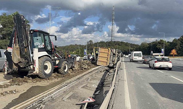 Arnavutköy'de hafriyat kamyonu devrildi: Molozlar karşı şeride savruldu, 1 yaralı
