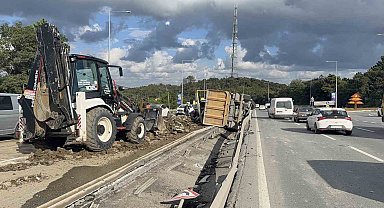 Arnavutköy'de hafriyat kamyonu devrildi: Molozlar karşı şeride savruldu, 1 yaralı