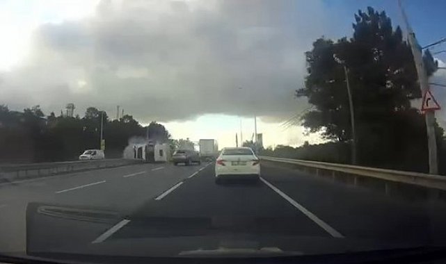 Arnavutköy'de hafriyat kamyonunun devrildiği anlar kamerada