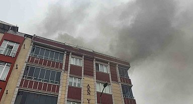 Arnavutköy'de korkutan yangın: Alevler yan binaya sıçradı, 4 kişi dumandan etkilendi