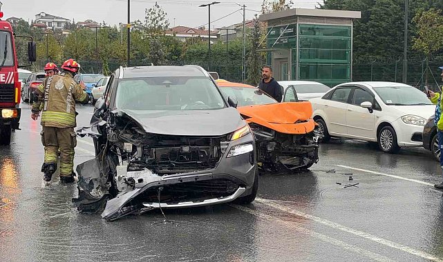 Arnavutköy'de sağanak yağışta 5 araç birbirine girdi: 2 yaralı