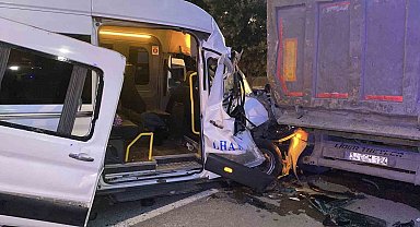 Arnavutköy'de servis minibüsü hafriyat kamyonuna çarptı: 9 yaralı