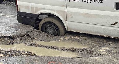 Arnavutköy'de yağış sonrası yol çöktü, hafif ticari araç çukura saplandı