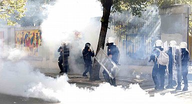 Arnavutluk'ta protestolar 4. gününde: En az 2 gözaltı