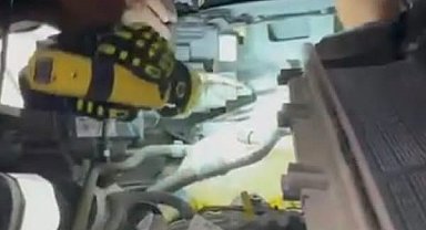Arsuz'da aracın motoruna sıkışan kedi kurtarıldı