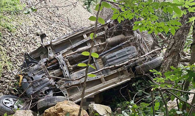 Artvin'de araç 400 metrelik uçuruma yuvarlandı: 1 ölü
