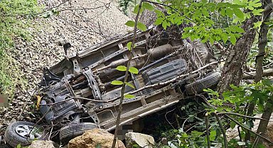 Artvin'de araç 400 metrelik uçuruma yuvarlandı: 1 ölü