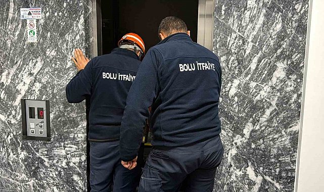 Asansörde mahsur kalan çifti itfaiye kurtardı