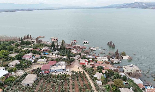 Aşırı yağışlarla birlikte sular altında kalan köy olta balıkçılarının uğrak noktası oldu