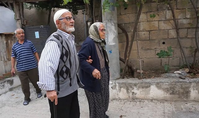 Aşkları Cumhuriyet'in ilk yıllarına dayanıyor: 95 yaşındaki çift, 72 yıllık evliliğiyle yıllara meydana okuyor