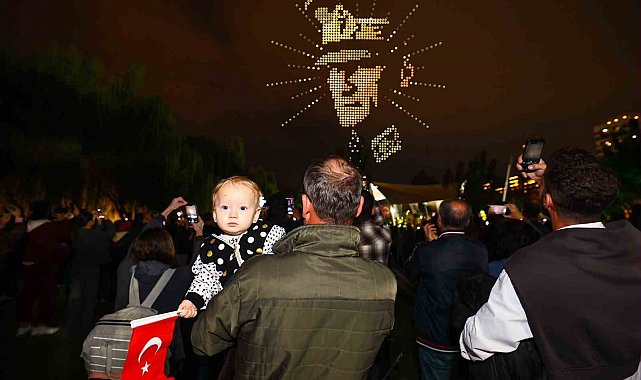 Atatürk'ün portresi 1000 drone ile gökyüzüne işlendi