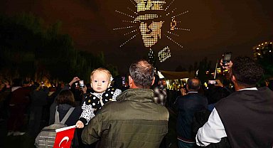 Atatürk'ün portresi 1000 drone ile gökyüzüne işlendi