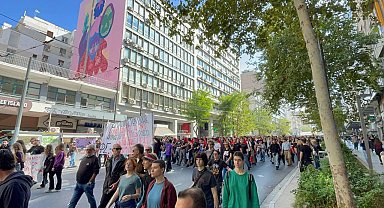 Atina'da 10 binden fazla öğrenci ve öğretmen eğitim sistemindeki kronik sorunlara karşı yürüdü