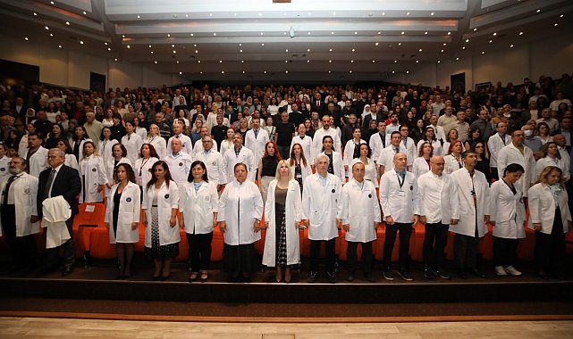 AÜ'de 330 hekim adayı beyaz önlüklerini törenle giydi
