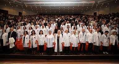 AÜ'de 330 hekim adayı beyaz önlüklerini törenle giydi
