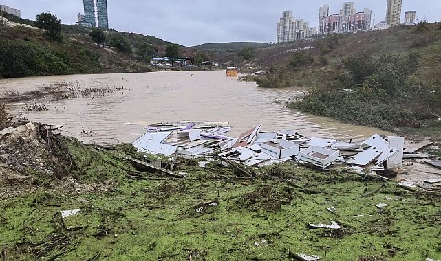 Avcılar'da hafriyat kamyonu sular altında kaldı
