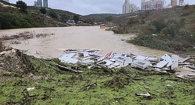 Avcılar'da hafriyat kamyonu sular altında kaldı