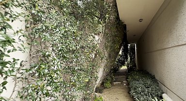 Avcılar'da istinat duvarı evin üzerine çöktü