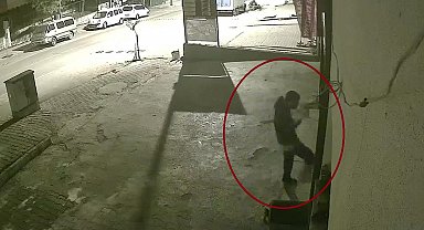 Ayakta duramayan alkollü şahsın iş yeri camını tekmelediği anlar kamerada
