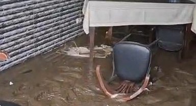 Ayazağa'da bir balıkçıyı su bastı: Dükkanda maddi hasar oluştu