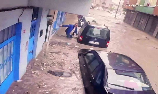 Ayazağa'da sel felaketinde araçların üst üste bindiği anlar görüntülendi