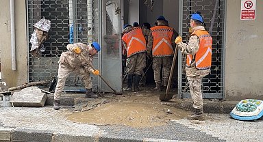 Ayazağa'da sel sonrası temizlik çalışmaları sürüyor: Jandarma ekipleri de destek veriyor