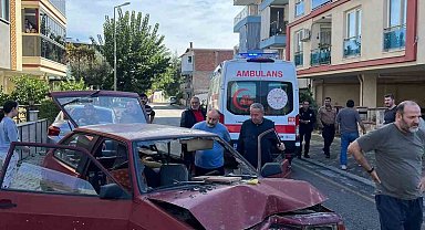 Aydın'da otomobil aydınlatma direğine çarptı: 2 yaralı