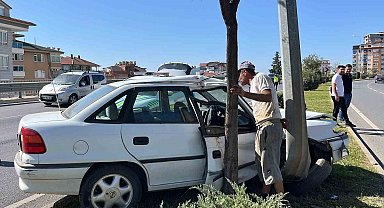 Aydınlatma direğine çarpan otomobilin sürücüsü kaçtı: 1 yaralı