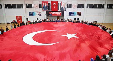 Ayvalık'ta Cumhuriyet coşkusu salonlara sığmadı