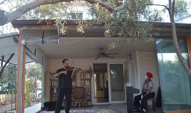 Ayvalık'ta zeytin ağacının gölgesinde sanatın sınırları aşıldı