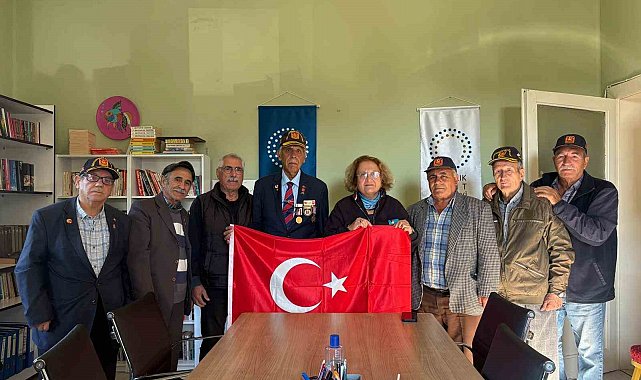 Ayvalıklı gazilerden Kent Konseyi Başkanı Füsun Atay'a anlamlı jest