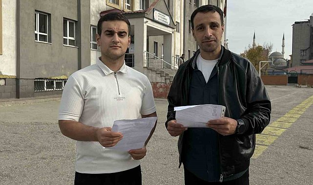 Baba-oğul aynı okulda sınava girdiler: "Amacımız herkesi okumaya teşvik etmektir"