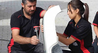 Babasını izleyerek büyüyen kız, kaportacılığı meslek edindi