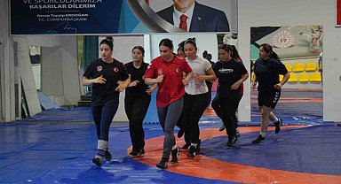 Babasının karşı çıktığı güreşte Balkan şampiyonu oldu