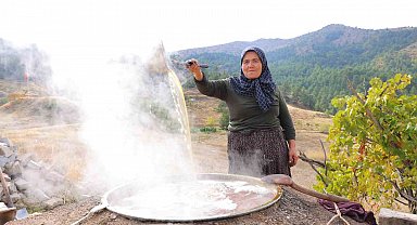 Bağlardan kazanlara uzanan pekmez mesaisi