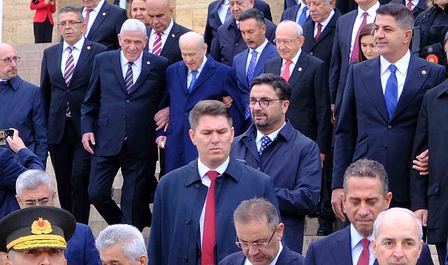 Bahçeli ve Dervişoğlu, Anıtkabir merdivenlerinden kol kola indi