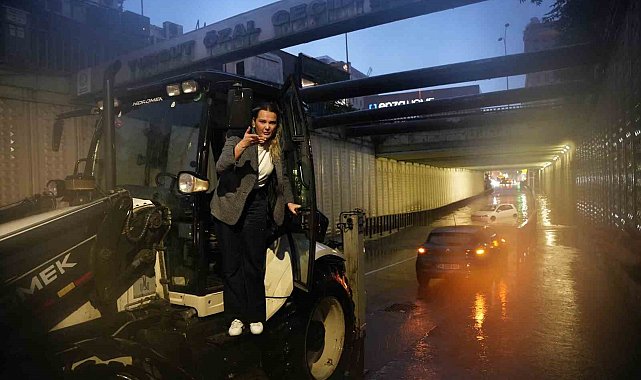 Bahçelievler'de su basan alt geçitte aracında mahsur kalan kadın sürücü iş makinesiyle böyle kurtarıldı