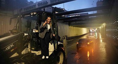 Bahçelievler'de su basan alt geçitte aracında mahsur kalan kadın sürücü iş makinesiyle böyle kurtarıldı