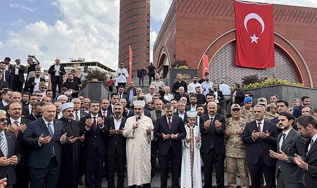 Bakan Çiftçi, Batman'da Kardeşlik Külliyesi Camisi'nin açılışına katıldı