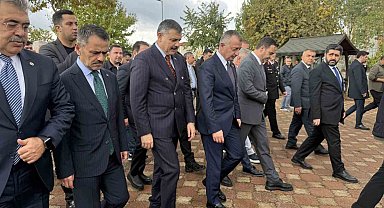Bakan Çiftçi Kocaeli'de cuma namazı kıldı, vatandaşlarla bir araya geldi