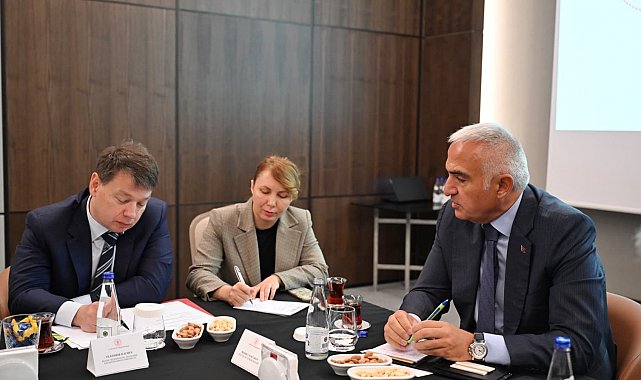Bakan Ersoy, Antalya'da Rus diplomatlarla bir araya geldi