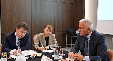 Bakan Ersoy, Antalya'da Rus diplomatlarla bir araya geldi