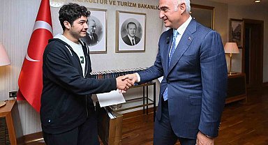 Bakan Ersoy zorlu şartlar altında YKS'de derece yapan öğrenciyle bir araya geldi