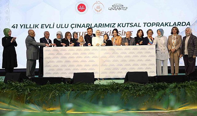 Bakan Göktaş, 41 yıllık evli çiftlerin umre kurası programına katıldı
